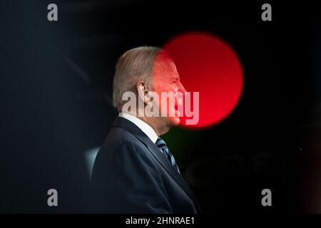 Lorain, Ohio, USA. 17th. Februar 2022. Präsident JOE BIDEN hielt am 17. Februar 2021 Bemerkungen zum überparteilichen Infrastrukturgesetz auf den Schiffswerften in Lorain, Ohio. (Bild: © Dominick Sokotoff/ZUMA Press Wire) Stockfoto