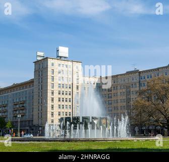 Brunnen am Strausberger Platz in der Karl-Marx-Gasse Stockfoto