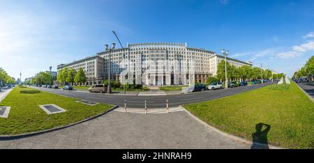 Fassaden der alten sozialistischen DDR Ära Wohnblocks auf Karl-Marx-Allee im ehemaligen Ost-Berlin-Deutschland Stockfoto