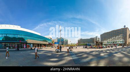 Menschenmassen auf dem Alexanderplatz in Berlin Stockfoto