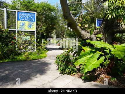 Miami Beach, Florida, USA - Februar 17. 2022 - der Eingang in den Botanischen Garten an einem sonnigen Tag Stockfoto