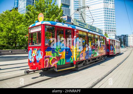 Die Menschen genießen die Fahrt mit dem Ebbelwei Express in Frankfurt Stockfoto