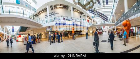 Personen in der Abflughalle des Flughafens Bremen Stockfoto