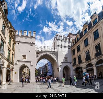 Menschen, die durch das Karlstor-Tor in München gehen Stockfoto