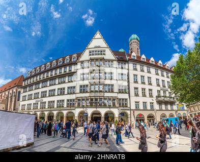 Menschen in der Fußgängerzone mit Blick auf Hirmer, das größte Herrenmodehaus der Welt Stockfoto