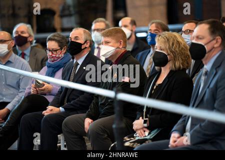 Lorain, Ohio, USA. 17th. Februar 2022. Präsident JOE BIDEN hielt am 17. Februar 2021 Bemerkungen zum überparteilichen Infrastrukturgesetz auf den Schiffswerften in Lorain, Ohio. (Bild: © Dominick Sokotoff/ZUMA Press Wire) Stockfoto