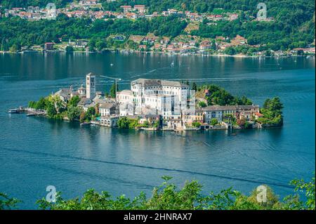 Die Insel San Giulio ist eine Insel im Orta-See im Piemont mit einem benediktinerkloster Stockfoto