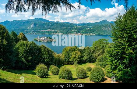 Die Insel San Giulio ist eine Insel im Orta-See im Piemont mit einem benediktinerkloster Stockfoto