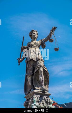 Statue der Justizdame (Justitia) in Frankfurt Stockfoto