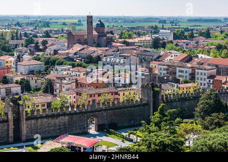 Die Altstadt der ummauerten Stadt Este in Venetien, die vom Turm der Burg Carraresi eingenommen wurde Stockfoto