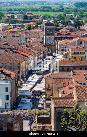 Die Altstadt der ummauerten Stadt Este in Venetien, die vom Turm der Burg Carraresi eingenommen wurde Stockfoto