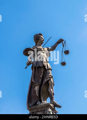 Statue der Justizdame (Justitia) in Frankfurt Stockfoto