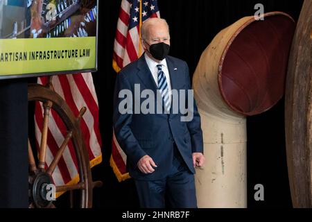 Lorain, Ohio, USA. 17th. Februar 2022. Präsident JOE BIDEN hielt am 17. Februar 2021 Bemerkungen zum überparteilichen Infrastrukturgesetz auf den Schiffswerften in Lorain, Ohio. (Bild: © Dominick Sokotoff/ZUMA Press Wire) Stockfoto