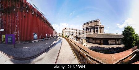 Gebäude mit Gleisen für die Bahn bei der Völklinger Hütte in Voelklingen Stockfoto