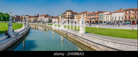 Prato della Valle ist ein 90.000 Quadratmeter großer elliptischer Platz in Padova und er ist der größte Platz Italiens. Stockfoto