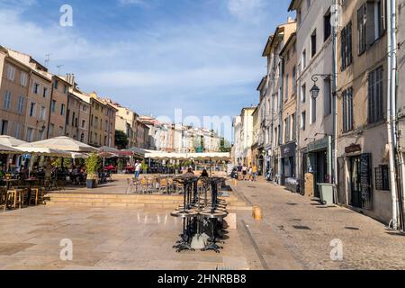 Eople genießen Sie den zentralen Marktplatz in Aix en Provence Stockfoto