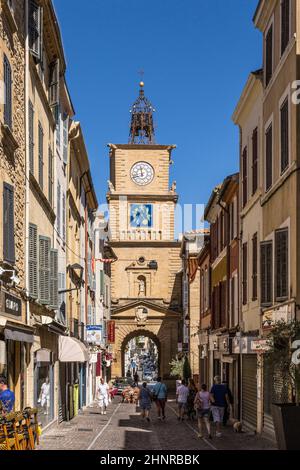 Die Besucher besuchen La Tour de L Horloge im Salon de Provence Stockfoto