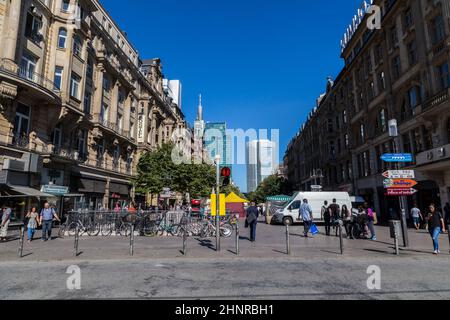 Menschen in der Kaiserstraße vor dem Frankfurter Bahnhof Stockfoto