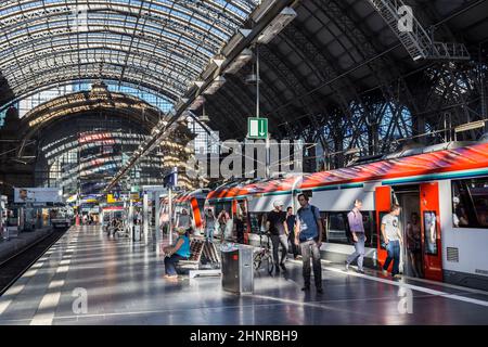 Die Leute kommen und fahren am Frankfurter Bahnhof ab Stockfoto