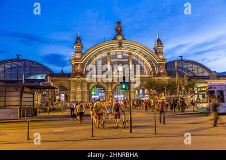 Menschen vor dem Hauptbahnhof der Deutschen Bahn Stockfoto