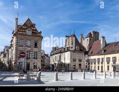 Fachwerkhäuser am Place Cordeliers in Dijon, Burgund, Frankreich. Stockfoto