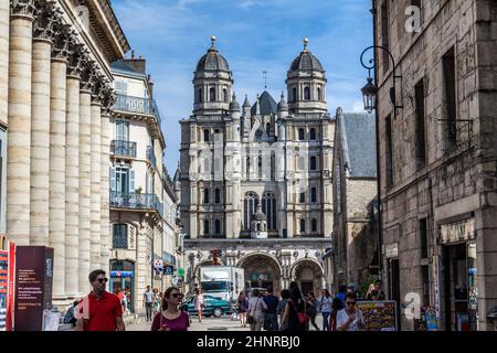 Die Menschen besuchen die Kirche Saint-Michel in Dijon Stockfoto