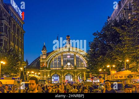 Die Menschen genießen die jährliche Bahnhofsviertelsfeier in Frankfurt Stockfoto