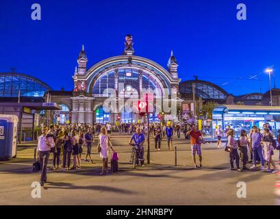 Die Menschen genießen die jährliche Bahnhofsviertelsfeier in Frankfurt Stockfoto