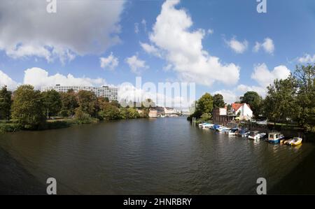 Skyline von Kassel mit Blick auf den Auedamm an der Fulda Stockfoto