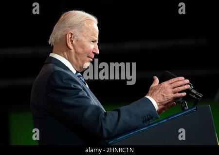 Lorain, Ohio, USA. 17th. Februar 2022. Präsident JOE BIDEN hielt am 17. Februar 2021 Bemerkungen zum überparteilichen Infrastrukturgesetz auf den Schiffswerften in Lorain, Ohio. (Bild: © Dominick Sokotoff/ZUMA Press Wire) Stockfoto