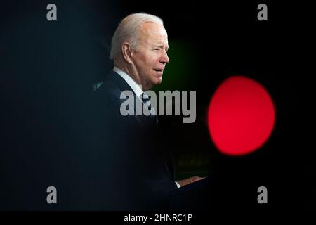 Lorain, Ohio, USA. 17th. Februar 2022. Präsident JOE BIDEN hielt am 17. Februar 2021 Bemerkungen zum überparteilichen Infrastrukturgesetz auf den Schiffswerften in Lorain, Ohio. (Bild: © Dominick Sokotoff/ZUMA Press Wire) Stockfoto