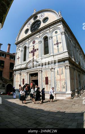 Die Menschen besuchen die Kirche Santa Maria dei Miracoli, Venedig, Italien Stockfoto