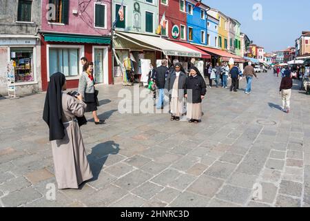 Nonnen auf einer touristischen Tour auf der venezianischen Insel Murano machen ein Foto als Souvenir Stockfoto