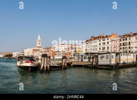 Der Campanile di San Marco Turm am Markusplatz und der Fähranlegestelle San Marco in Venedig Stockfoto