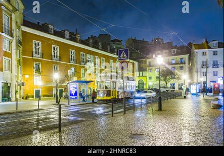 Lissabon bei Nacht, Straße, Seilbahn und alte Häuser des historischen Viertels in Lissabon Stockfoto