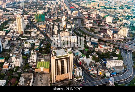Blick auf die Skyline von Bangkok am späten Nachmittag mit Autobahnen und Wolkenkratzern Stockfoto