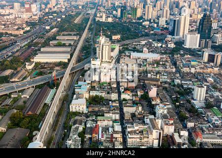 Blick auf die Skyline von Bangkok am späten Nachmittag mit Autobahnen und Wolkenkratzern Stockfoto