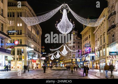 Wien - berühmte Grabenstraße bei Nacht mit Regenreflektion auf den Kopfsteinpflaster Stockfoto