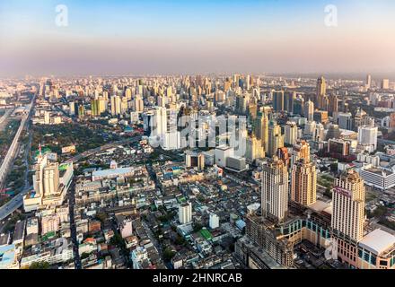 bis zur Skyline von Bangkok am späten Nachmittag mit Highways und Wolkenkratzern Stockfoto