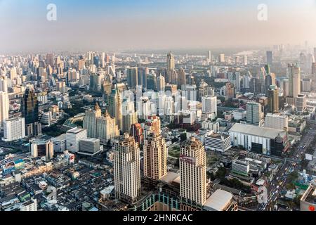 Blick auf die Skyline von Bangkok am späten Nachmittag mit Autobahnen und Wolkenkratzern Stockfoto