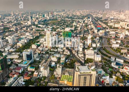 Blick auf die Skyline von Bangkok am späten Nachmittag mit Autobahnen und Wolkenkratzern Stockfoto