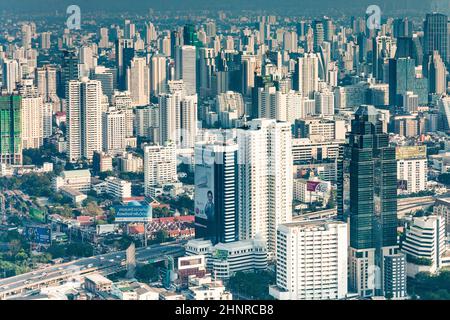 Blick über Bangkok Skyline zeigt Bürohäuser und Eigentumswohnungen Stockfoto