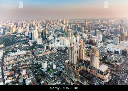Blick auf die Skyline von Bangkok am späten Nachmittag mit Autobahnen und Wolkenkratzern Stockfoto