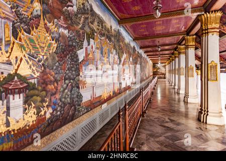 Wandmalereien im Tempel Phra Sri Ratana Chedi, bedeckt mit Goldfolie im inneren Großen Palast Stockfoto