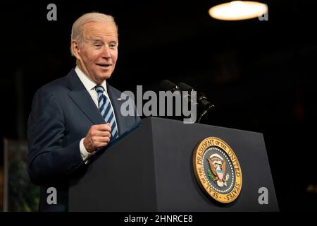 Lorain, Ohio, USA. 17th. Februar 2022. Präsident JOE BIDEN hielt am 17. Februar 2021 Bemerkungen zum überparteilichen Infrastrukturgesetz auf den Schiffswerften in Lorain, Ohio. (Bild: © Dominick Sokotoff/ZUMA Press Wire) Stockfoto