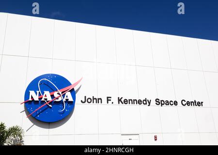 Fassade des Haupteingangs für Touristen mit John F. Kennedy Space Center und NASA-Emblem Stockfoto