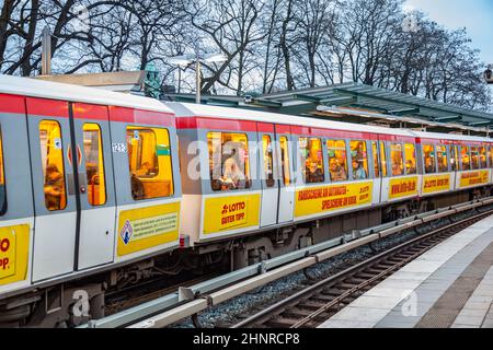 Am Bahnhof Kellinghus sitzen die Leute im Zug und warten am frühen Morgen auf die Abfahrt Stockfoto