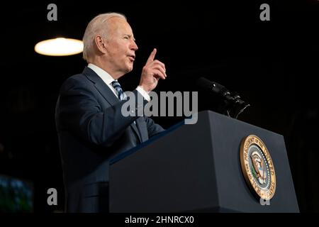 Lorain, Ohio, USA. 17th. Februar 2022. Präsident JOE BIDEN hielt am 17. Februar 2021 Bemerkungen zum überparteilichen Infrastrukturgesetz auf den Schiffswerften in Lorain, Ohio. (Bild: © Dominick Sokotoff/ZUMA Press Wire) Stockfoto