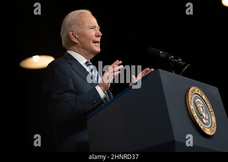 Lorain, Ohio, USA. 17th. Februar 2022. Präsident JOE BIDEN hielt am 17. Februar 2021 Bemerkungen zum überparteilichen Infrastrukturgesetz auf den Schiffswerften in Lorain, Ohio. (Bild: © Dominick Sokotoff/ZUMA Press Wire) Stockfoto