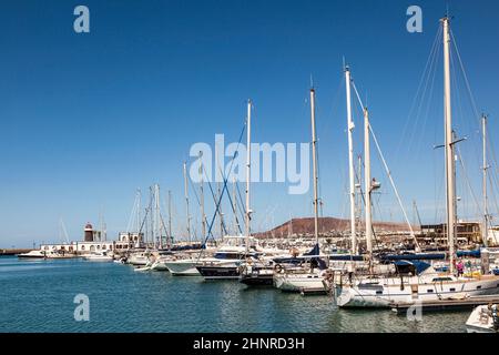 Boote liegen im Hafen Marina Rubicon in Playa Blanca Stockfoto